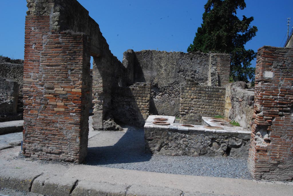 II.7/6, Herculaneum, June 2008. Looking south from Decumanus Inferiore. Photo courtesy of Nicolas Monteix.